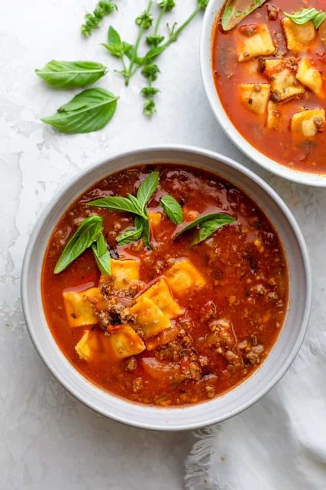 Easy One-Pot Ravioli Soup - FeelGoodFoodie Mini Ravioli, Tomato And Basil Soup, Easy Ravioli, Ravioli Soup, Soup Italian, Easy Homemade Soups, Pasta Ravioli, Hearty Soup Recipes, Soup Pasta