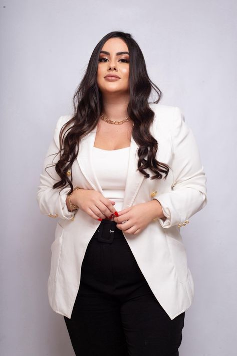 Business Photoshoot Plus Size, Branding Photoshoot Plus Size, Plus Size Headshots Posing Ideas, Plus Size Photo Shoot Outfits, Plus Size Branding Photoshoot, Rebranding Post, Plus Size Headshots, Lash Branding, Business Headshots Women