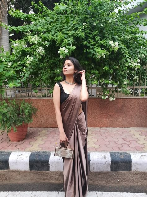 Black Saree For Freshers Party, Satin Saree Poses, Saree Styles For Graduation Ceremony, Satin Saree Styling Ideas, Satin Saree Outfit Ideas, Blouse Ideas For Satin Saree, Freshers Party Saree Outfit, Saree For Freshers Day, Simple Party Saree