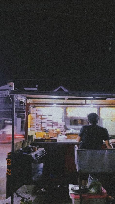 Street food aesthetic Street Date Aesthetic, Street Food Date Couple Aesthetic, Street Food Date, Food Date, Date Aesthetic, Aesthetic Asian, Asian Street Food, Night Date, Dark Academia Aesthetic