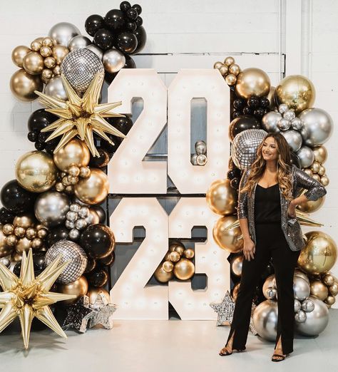 Black Gold Silver Balloon, Nye Balloons, Silver Balloon Garland, New Year's Eve Backdrop, New Year's Eve Party Themes, Gold Theme Party, New Years Eve Party Ideas Decorations, Nye Decorations, New Year Backdrop