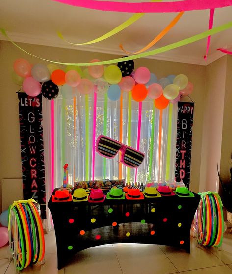 House Party Theme Ideas, Kids Glow Party Ideas, Neon Pool Parties, Glow Theme Party, Roller Skate Birthday Party, Skate Birthday Party, 80s Birthday Parties, Glow In Dark Party, Neon Birthday Party