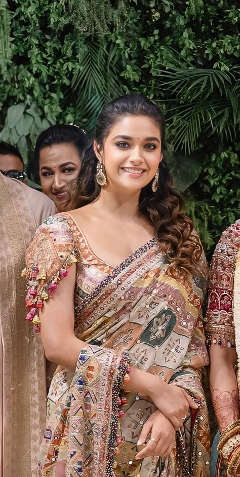 Keerthy Suresh In Saree, Kirty Suresh, Famous Indian Actors, Almirah Designs, Saree Drape, Indian Wedding Video, Gals Photos, Music Concert Posters, Keerthy Suresh