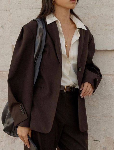 Winter True Outfits, Museum Worker Outfit, Brown Suit Women's, Blazer Outfit Aesthetic, Oversized Blazer Outfits, Oversize Blazer, Blazer Outfits For Women, Mode Abaya, Brown Blazer