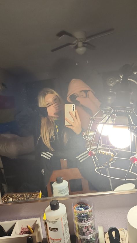 mirror pic, android phone,selfie,brunette+blonde,friendship,noface selfie Brown And Blonde Best Friends, Blonde And Brunette Best Friends Aesthetic Faceless, Blonde Girl With Friends, Blonde Girl And Brunette Girl, Bff Blonde And Brunette, Two Blonde Best Friends, Blonde Hair Aesthetic Faceless, Brunette And Blonde Best Friends, Brunette And Blonde Duo