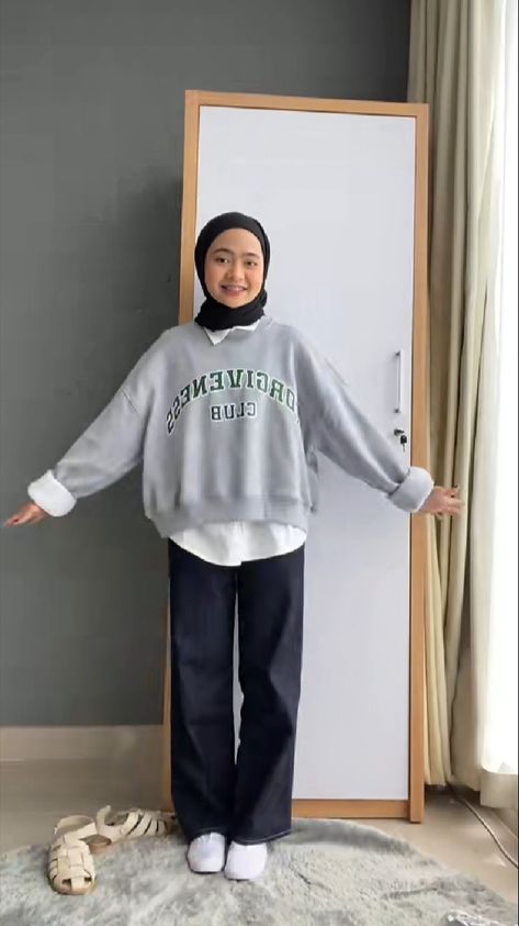 Grey Sweatpants Outfit Hijab, Hijabi Sweatshirt Outfit, Kemeja Outfit Hijab, Crewneck Outfit Hijab, Ootd Hijab Hoodie, Sweater Hijab Outfit, Hoodie Hijab Outfit, Outfit Hijab Sweater, Sweatshirt Outfit Hijab