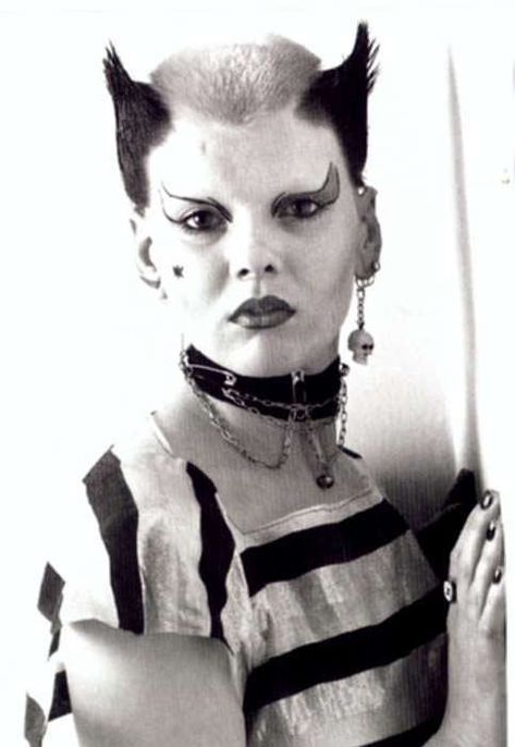 Soo Catwoman Punks 70s, 1970s Punk, Short Punk Hair, Make Carnaval, 70s Punk, Johnny Rotten, Punk Makeup, Punk Culture, Rings Aesthetic