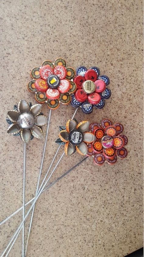 Upcycling Gartendeko selber machen - 70 einfache Gartenideen mit garantiertem WOW-Effekt - Freshideen Beer Cap Decor, Beer Cap Art, Bottle Top Crafts, Bottle Cap Projects, Beer Top, Hantverk Diy, Diy Beer, Cap Art, Beer Cap