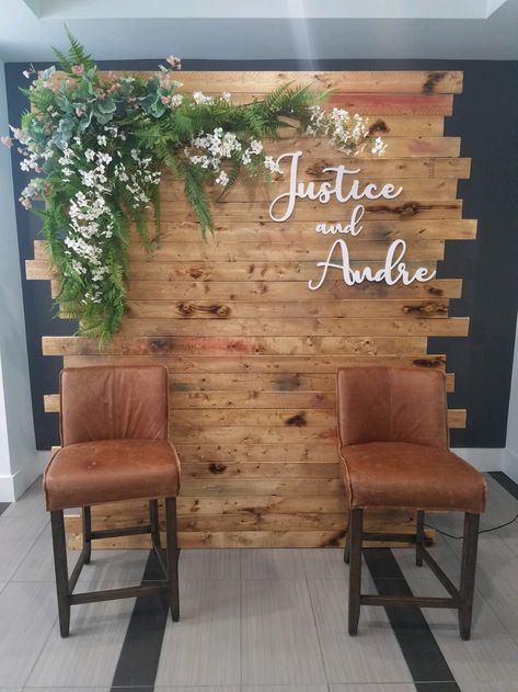 Wood Picture Backdrop, Plant Wall Photo Backdrop, Wooden Backdrop With Greenery, Wedding Wood Backdrop Ideas, Wooden Wall Backdrop, Pallet Flower Wall, Engagement Party Backdrop Diy, Outside Photo Backdrop, Shiplap Photo Backdrop