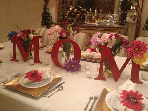 mothers day tablescape Table Decor For Mothers Day, Mother's Day Home Decoration, Mother's Day Centerpiece Ideas, Mothers Day Dinner Decor, Mother's Day Table Decorations, Mother’s Day Room Decoration, Diy Mothers Day Decorations, Mothers Day Lunch Ideas Table Settings, Mother’s Day Table Deco