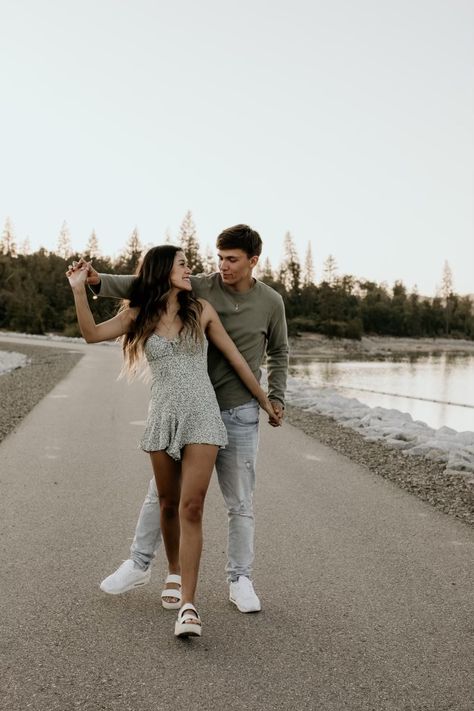 Poses For Pictures Instagram With Boyfriend, Photography Poses With Boyfriend, Boyfriend And Girlfriend Poses Photo Ideas, Couple Picture Poses Aesthetic, Photo Inspo Boyfriend, Poses With Short Boyfriend, Cute Couple Poses For Pictures Instagram, Pic Pose With Boyfriend, Cute Girlfriend And Boyfriend Pictures