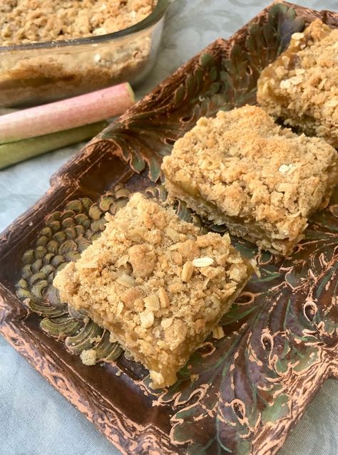 Savory Moments: Rhubarb oatmeal bars Rhubarb Oatmeal Bars, Rhubarb Bars Recipes, Rhubarb Filling, Rhubarb Oatmeal, Rhubarb Scones, Rhubarb Bars, Oatmeal Bar, Homemade Custard, Rhubarb Crumble