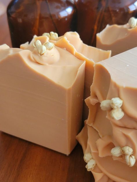 Homemade Bar, Soap Melt And Pour, Cold Process Soap Recipes, Handmade Soap Recipes, Soap Gifts, Pretty Soap, Soap Ideas, Cake Face, Homemade Soap Recipes