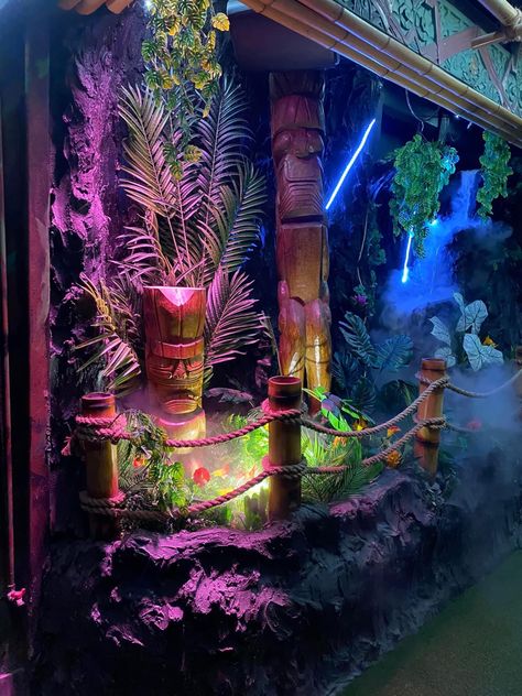 Hawaiian Tiki Bar Ideas, Tiki Lounge Decor, Tiki Screened Porch, Tiki Patio Ideas Backyards, Tiki Decor Outdoor, Backyard Tiki Ideas, Tiki Hut Decor, Diy Tiki Bar Cheap, Outdoor Tiki Bar Ideas Backyards