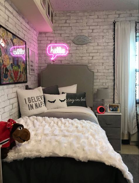 Luxury Dorm Room, Dorm Room Themes, Pretty Dorm Room, College Dorm Room Inspiration, Dream Dorm Room, Girl Apartment Decor, Cozy Dorm Room, Dorm Room Styles, Dorm Inspiration