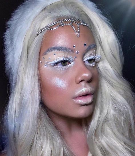 𝕮𝖍𝖗𝖎𝖘𝖙𝖎𝖆𝖓𝖆 𝕲𝖆𝖇𝖗𝖎𝖊𝖑𝖊 🕊 on Instagram: “❄️🕊 SNOW ANGEL 🕊❄️ Happy Saturday!!! Heres a lil look I put together yesterday that I’m OBSESSED with!! This wig from @uniwigs got me…” White Witch Makeup Halloween, Silver Hair Halloween Costume, Yeti Makeup, White Eyebrows Makeup, Snow Angel Makeup, Snow Angel Costume, White Queen Makeup, Ice Princess Makeup, Snow Queen Makeup