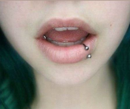 Mouth Persing, Pirsing Lips, Piercing Labret Lateral, Lip Piercing Names, Side Labret Piercing, Side Labret, Piercing Mouth, Jestrum Piercing, Vampire Tattoo