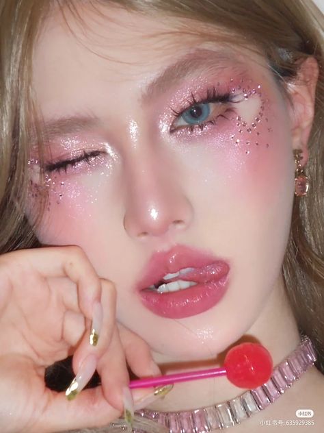 Bubblegum Makeup, Apricot Makeup, Modest Makeup, Soft Pink Glam, Modest Aesthetic, Makeup Aesthetics, Heart Makeup, Pink Eyeshadow Look, Eyeliner Designs