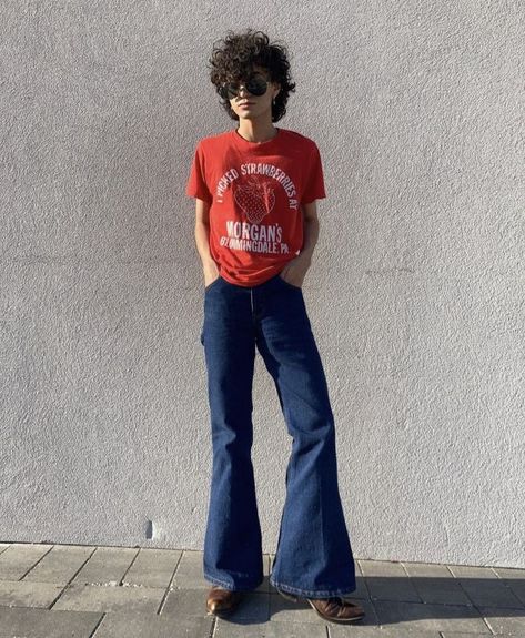 Men In Bell Bottoms, Men’s Bell Bottoms, Bell Bottom Men, Bell Bottoms Men, 70s Jeans Outfit, Outfits Aesthetic Retro, 70s Fashion Mens, 70s Outfits Aesthetic, Jean Dress Outfit