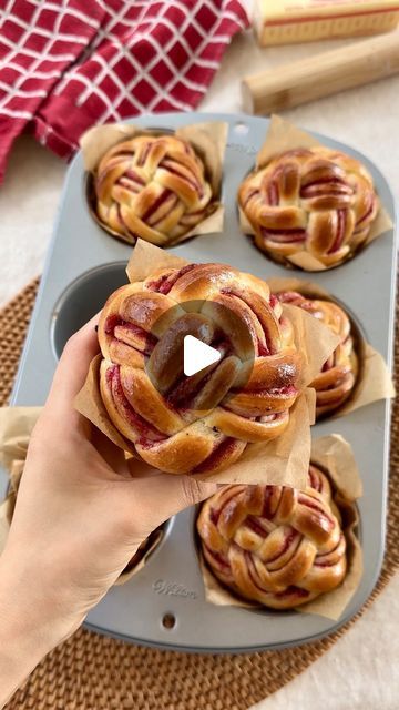 Brioche Filling Ideas, Easy Brioche Buns, Filled Brioche Buns, Brioche Buns Ideas, Brioche Bread Ideas, Bread With Filling, Raspberry Brioche, Brioche Dessert, Sweet Buns Recipe