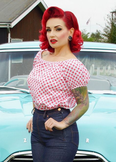 Psychobilly Hair, Rockabilly Jeans, Cabelo Pin Up, 1940s Hair, Rockabilly Girls, 50s Pinup, 50s Hairstyles, Pin Up Looks, Glamour Hair