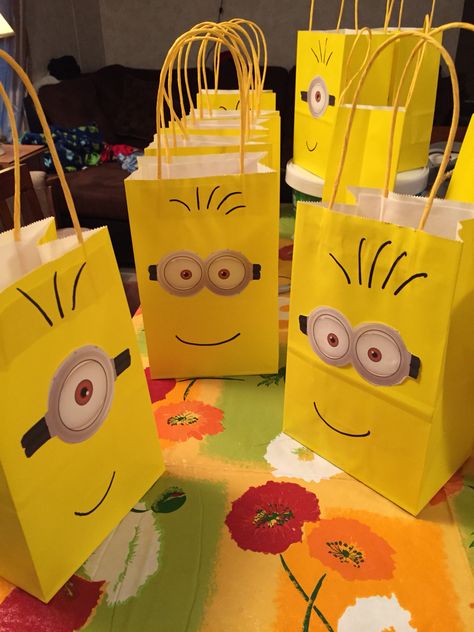 Minion Gift Bags, Minion Loot Bags, Minion Birthday Party Centerpieces, Minion Birthday Party Favors, Minion Bday Party, Minions Decorations Party, Minion Goodie Bags, Minion Bday Party Ideas, Minions Birthday Party Ideas