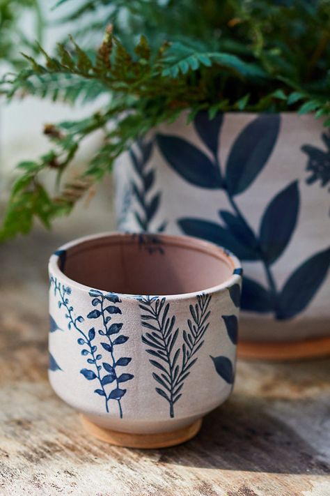 Decorated with a natural botanical motif, this ceramic planter is ready for your favorite houseplants. Pottery Painting Ideas, Diy Pottery Painting, Painted Pots Diy, Painted Plant Pots, Indigo Floral, Garden Pottery, Keramik Design, Ceramic Plant Pots, Pottery Crafts