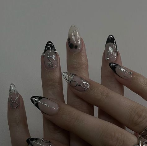 Black And Metallic Nail Designs, Edgy Chrome Nails, Moody Nails Grunge, Dark Glam Nails, Black Metal Nails, Alt Nail Inspo Almond, Silver And Black Nails Ideas, Black Dress Nails Ideas, Girly Goth Nails