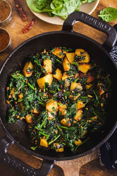 Aloo Palak - Sinfully Spicy Palak Recipes Indian, Spinach And Potato Recipes, Aloo Palak Recipe, Aloo Palak, Spinach Side Dish, Wok Recipes, Punjabi Style, Aloo Recipes, Spinach Recipe