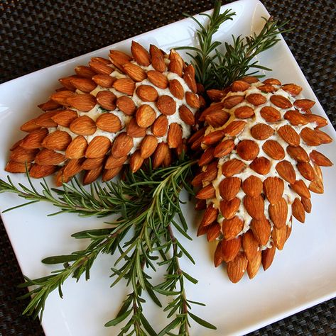 Pinecone Cheeseball Recipe, Pine Cone Cheese Ball, Eggnog Rezept, Tartiflette Recipe, Easy Christmas Party, Holi Party, Christmas Appetizers Party, Cheese Ball Recipes, Christmas Food Dinner