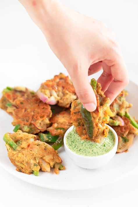 Vegetable Pakoras. - Vegetable pakoras with green chutney, a delicious Indian appetizer or side dish, made with easy to get ingredients and ready in just 30 minutes. #vegan #glutenfree #simpleveganblog Pakoras Recipe Indian, Indian Starter Recipes, Veggie Fritters, Vegetable Appetizers, Vegan Recipes Plant Based, Indian Appetizers, Dip Sauce, Pakora Recipes, Vegan Blog