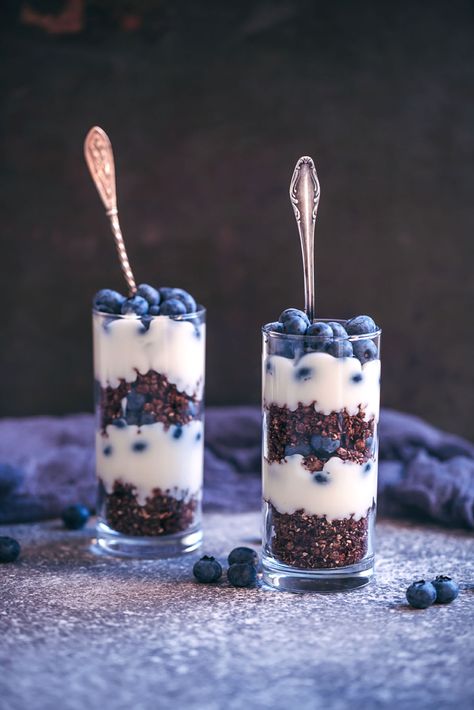 Chocolate and blueberry granola pots #healthy #breakfast #recipe #granola #berry Yogurt Board, Granola Pots, Yogurt With Granola, Yogurt Blueberries, Blueberry Granola, Desserts Around The World, Granola Parfait, Chocolate Yogurt, Parfait Desserts