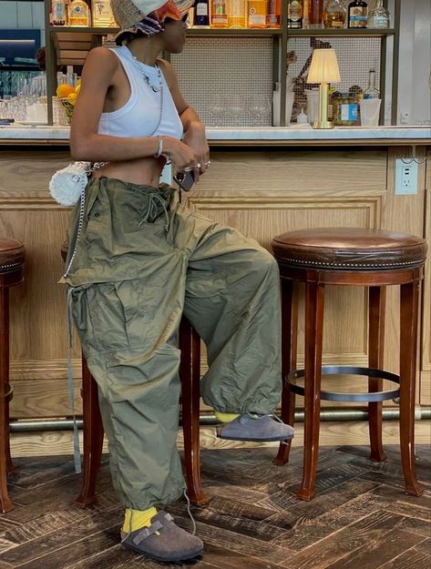 Birkenstock Clogs Outfit, Clog Outfit, Sandals Birkenstock, Clogs Outfit, Soft Sandals, Earthy Outfits, Streetwear Fits, Chill Fits, Fire Fits