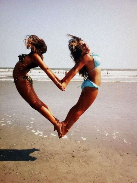 Photo Pose Ideas - Show your <3 on the beach. | 37 Impossibly Fun Best Friend Photography Ideas Best Friend Fotos, Bff Pics, Photos Bff, Best Friend Photography, Shotting Photo, Foto Tips, Best Friend Photos, Bff Goals, Foto Poses