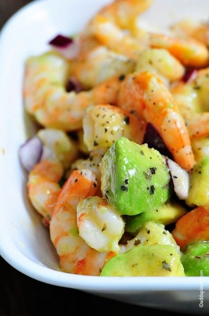 Shrimp Avocado Salad Recipe. Light, cool, super low-carb, and ready in 5 minutes with no cooking involved, this is the perfect summer lunch or dinner. Blender Soups, Shrimp Avocado Salad Recipe, Salad Coleslaw, Shrimp Avocado Salad, Avocado Dessert, Resep Salad, Avocado Salad Recipes, Shrimp Avocado, Salad Pasta