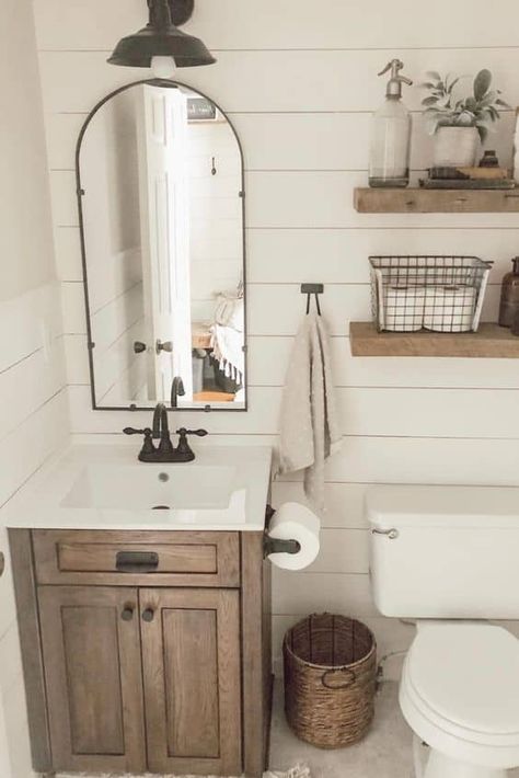 Rustic Bath, Bilik Air, Rustic Bathroom Designs, Bathroom Farmhouse Style, Small Bathroom Ideas On A Budget, Rustic Bathroom Decor, Rustic Bathrooms, Farmhouse Bathroom Decor, Rustic Bathroom