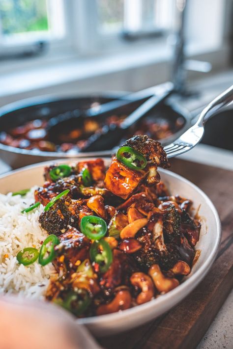 Sticky Broccoli & Tofu Stir-Fry I Georgie Eats Vegan Dinner Recipes Tofu, Hoisin Tofu Stir Fry, Sticky Broccoli, Cashew Tofu Stir Fry, Broccolini Stir Fry, Crispy Tofu Bowl, Tofu Meal Prep, Cashew Broccoli, Tofu With Broccoli