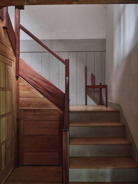 This time-worn, Shaker-style staircase features a half-wall of gray painted shiplap and a wood sculpture by artist Duane Paluska. The artwork mirrors the elegant simplicity of the mahogany bannister. Maine Interiors, Painted Shiplap, The Art Of Conversation, Art Of Conversation, Gray Shiplap, Painting Shiplap, Staircase Landing, Shiplap Accent Wall, Commercial Landscaping