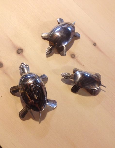 Turtles from flatware spoons f Metal Sculpture Artists, Cutlery Art, Silverware Crafts, Silverware Art, Spoon Art, Welding Art Projects, Metal Welding, Silverware Jewelry, Sculpture Metal