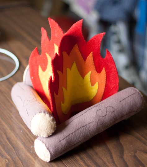 Felt fire: use hot glue instead of seeing, and roll brown felt around pool noodles for quicker results. Felt Fire, Wood Badge, Felt Play Food, Diy Camping, Play Tent, Felt Diy, Felt Toys, Peg Dolls, Felting Projects