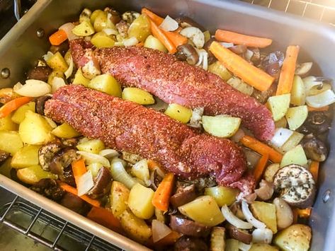 Pork Chops With Roasted Vegetables, Pork Tenderloin With Vegetables, Pork Loin Recipes Oven, Oven Roasted Pork Tenderloin, Pork Ideas, Roast Pork Tenderloin, Light Foods, Roasted Pork Tenderloin Recipes, Pork Tenderloin Oven