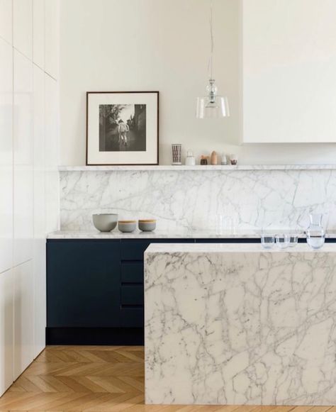 Paris Apartment Interiors, Interior Boho, Herringbone Backsplash, Best Kitchen Designs, Kitchen Marble, Trendy Kitchen, Kitchen Inspo, Kitchen Tiles, Kitchen Reno