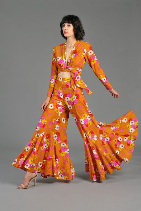 70s Bell Bottoms Outfits, Fashion 70s Style, 70s Mode, Orange Power, Fashion 70s, 70s Outfits, Summer Crop Tops, 1970s Fashion, Daisy Pattern