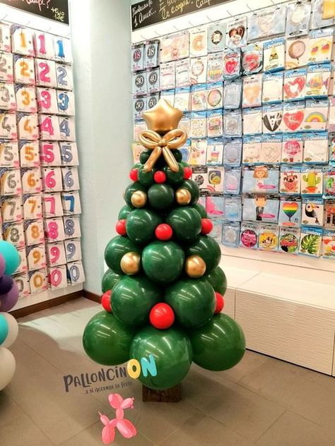 Ballon Tree Christmas, Christmas Trees With Balloons, Christmas Tree Out Of Balloons, Ballon Christmas Decor, Easy Christmas Balloon Decorations, Christmas Decor Balloons, Christmas Balloons Ideas, Ballon Christmas Tree, Christmas Balloons Decorations