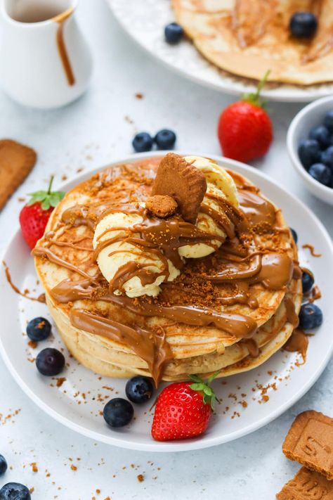 Lotus Biscoff Pancakes, Fruit Pancakes Recipe, Lotus Pancakes, Turkey Pancakes, Biscoff Pancakes, Food Story Ideas, Breakfast Fancy, Ultimate Pancake Recipe, Thick Pancakes