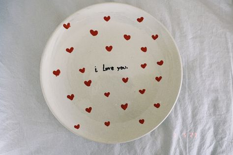 Cute Pottery For Boyfriend, Heart Pottery Plate, Paint Ur Own Pottery Ideas, Pottery Painting Valentines Day, Paint Your Own Pottery Ideas Simple, Pottery Painting Date Outfit, Pottery Painting Ideas Beginners, Pottery Painting Ideas Valentines, Easy Plate Designs