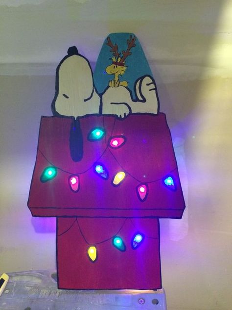 Snoopy Christmas Dog House, The Peanuts Christmas, Peanuts Cartoon Characters, Snoopy Classroom, Snoopy Dog House, Snoopy Dog, Peanuts Cartoon, Brown Christmas, Peanuts Christmas