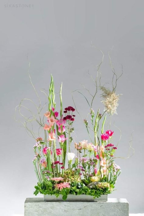 Sustainable Flower Arrangement, Bespoke Floral Arrangements, Modern Flower Arrangements Unique Floral Design, Vegetative Floral Design, Floral Designs Arrangements, Floristry Design, Sustainable Flowers, Spring Flower Arrangements, Unique Flower Arrangements