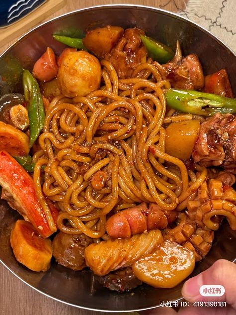 Spicy Food Aesthics, Mala Noodles, Chinese Food Aethstetic, Gulai Kambing, Noodles Chinese, Soul Food Dinner, Food Babe, Spicy Food, Asian Foods