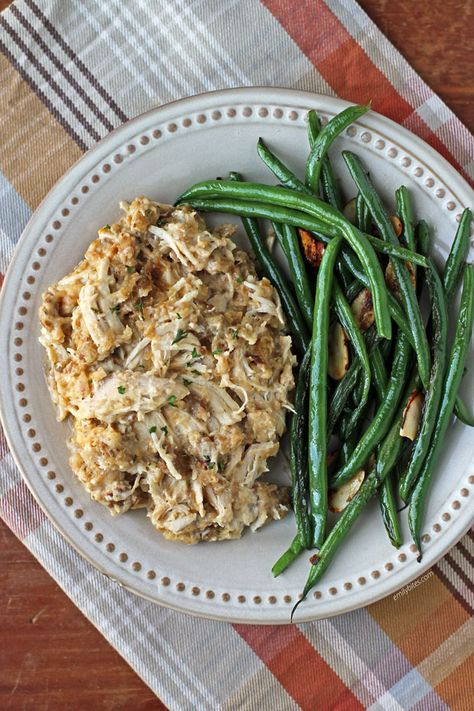 This easy 5-ingredient Slow Cooker Chicken and Stuffing is a satisfying comfort food meal for just 315 calories or 7 Green, 5 Blue or 5 Purple WW SmartPoints per cup! Slow Cooker Chicken And Stuffing, Meatloaf With Gravy, Creamy Chicken Stew, Emily Bites, Garlic Chicken Pasta, Chicken And Stuffing, Weight Watchers Chicken, Creamy Garlic Chicken, Cheap Dinners